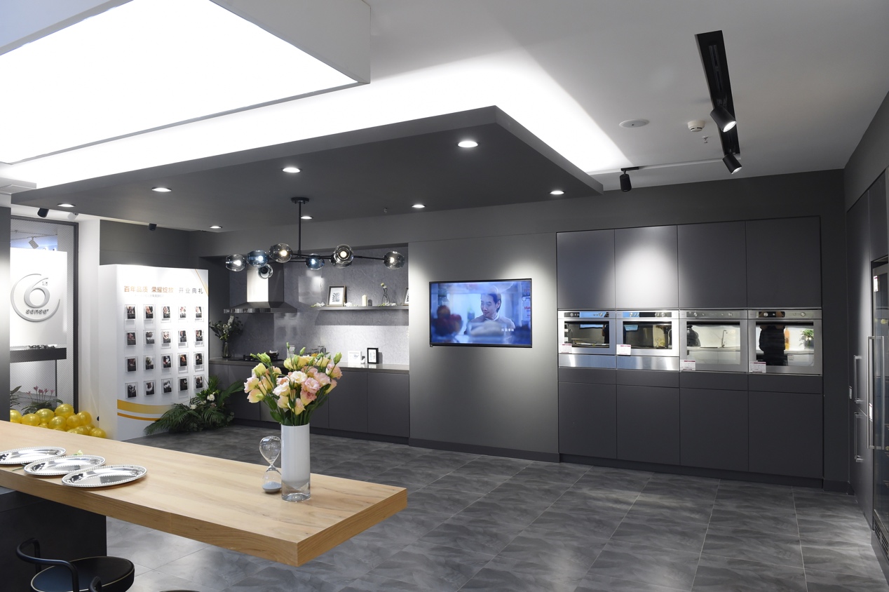 圖片包含 室內(nèi), 天花板, 墻壁, 餐桌

描述已自動生成