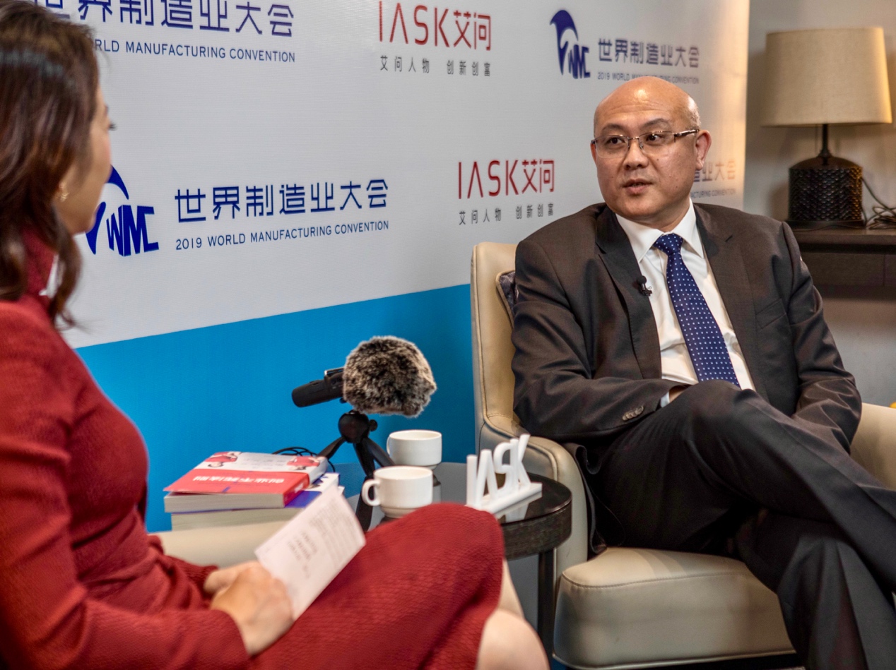 圖片包含 人員, 室內(nèi), 男士, 就坐

描述已自動生成