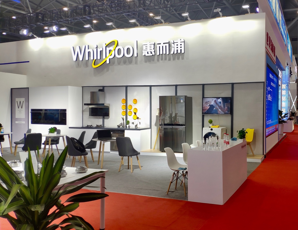 圖片包含 室內(nèi), 地板, 餐桌, 天花板

描述已自動生成