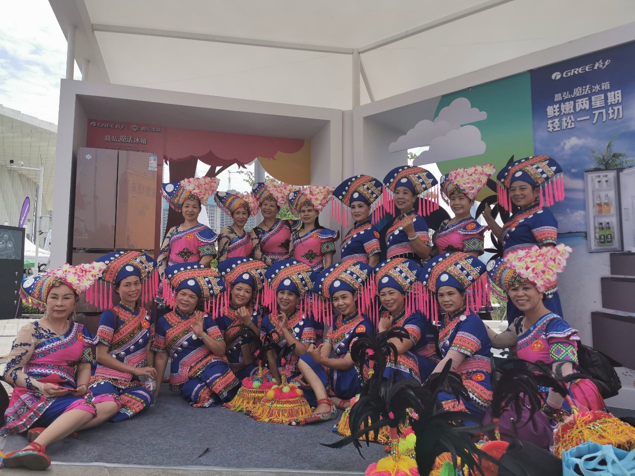 圖片包含 人員, 室內(nèi), 墻壁

描述已自動生成