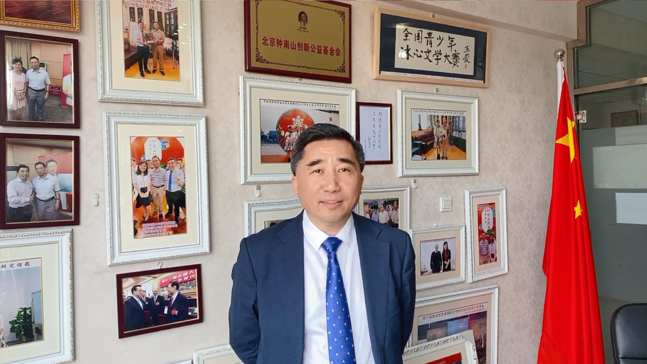圖片包含 室內(nèi), 照片, 男人, 對著

描述已自動生成