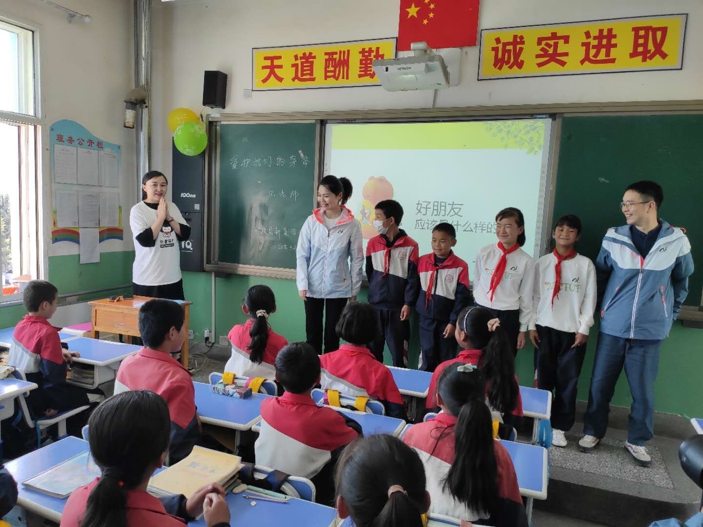 一群人在臺上演講

描述已自動生成