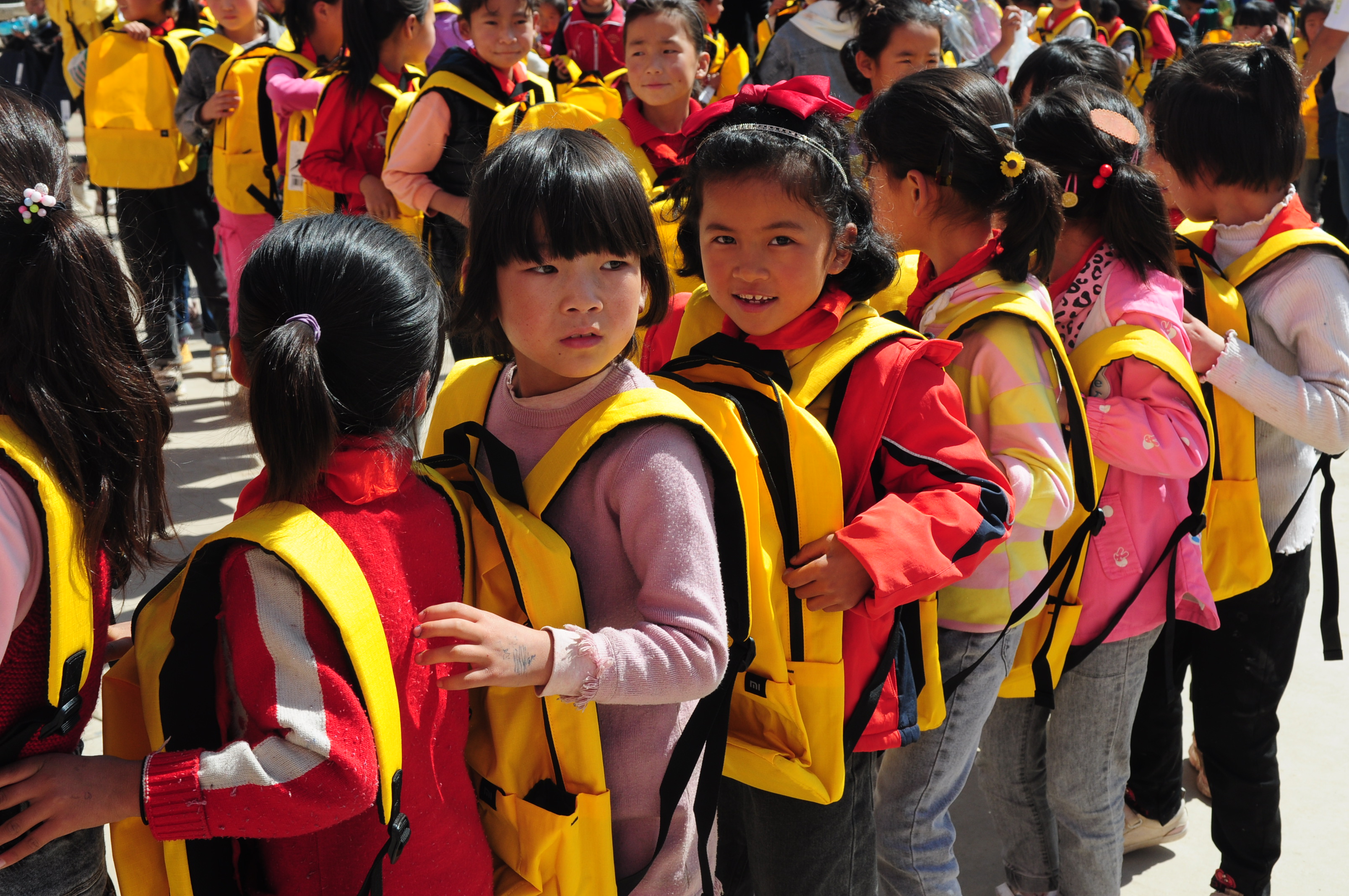 一群小孩站在人群中

描述已自動生成