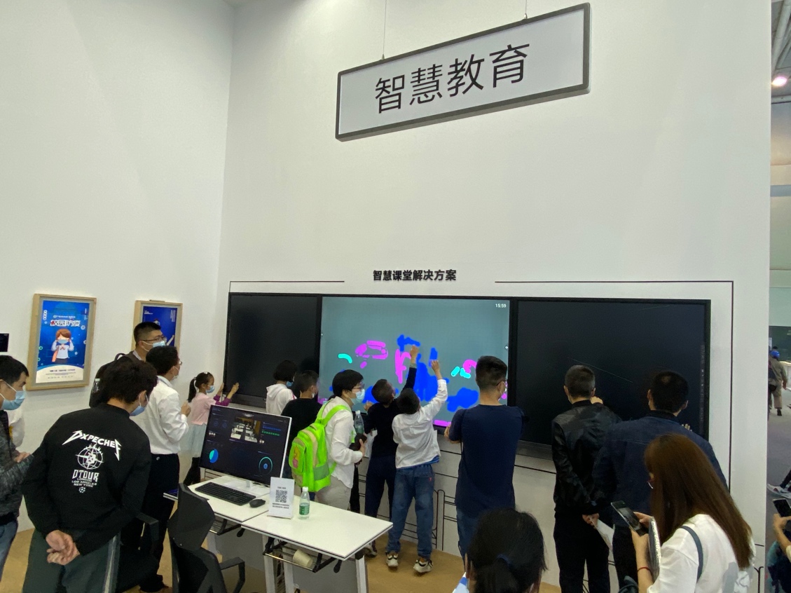 一群人在開會

描述已自動生成