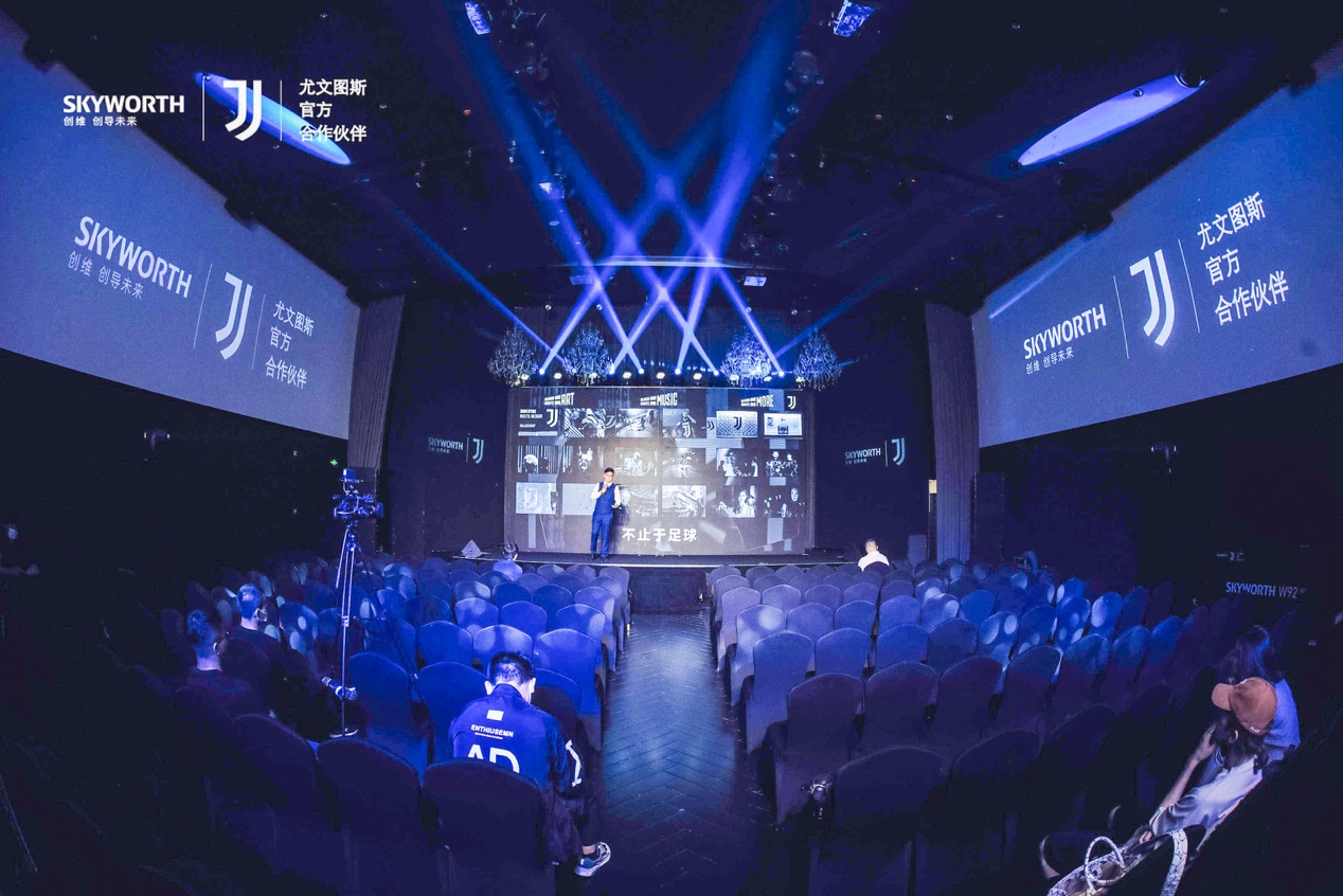 舞臺上穿藍色衣服的人

低可信度描述已自動生成