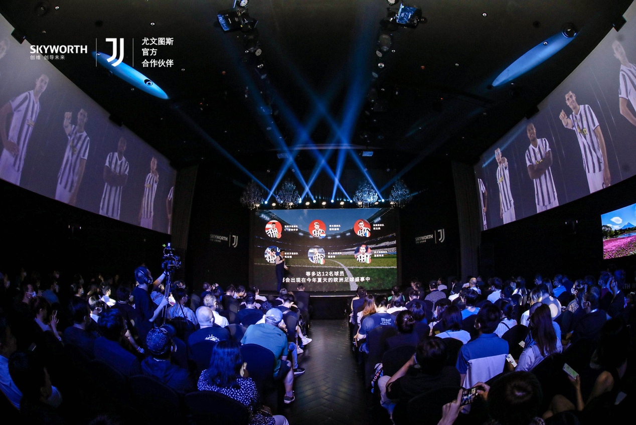 許多人在舞臺上

中度可信度描述已自動生成