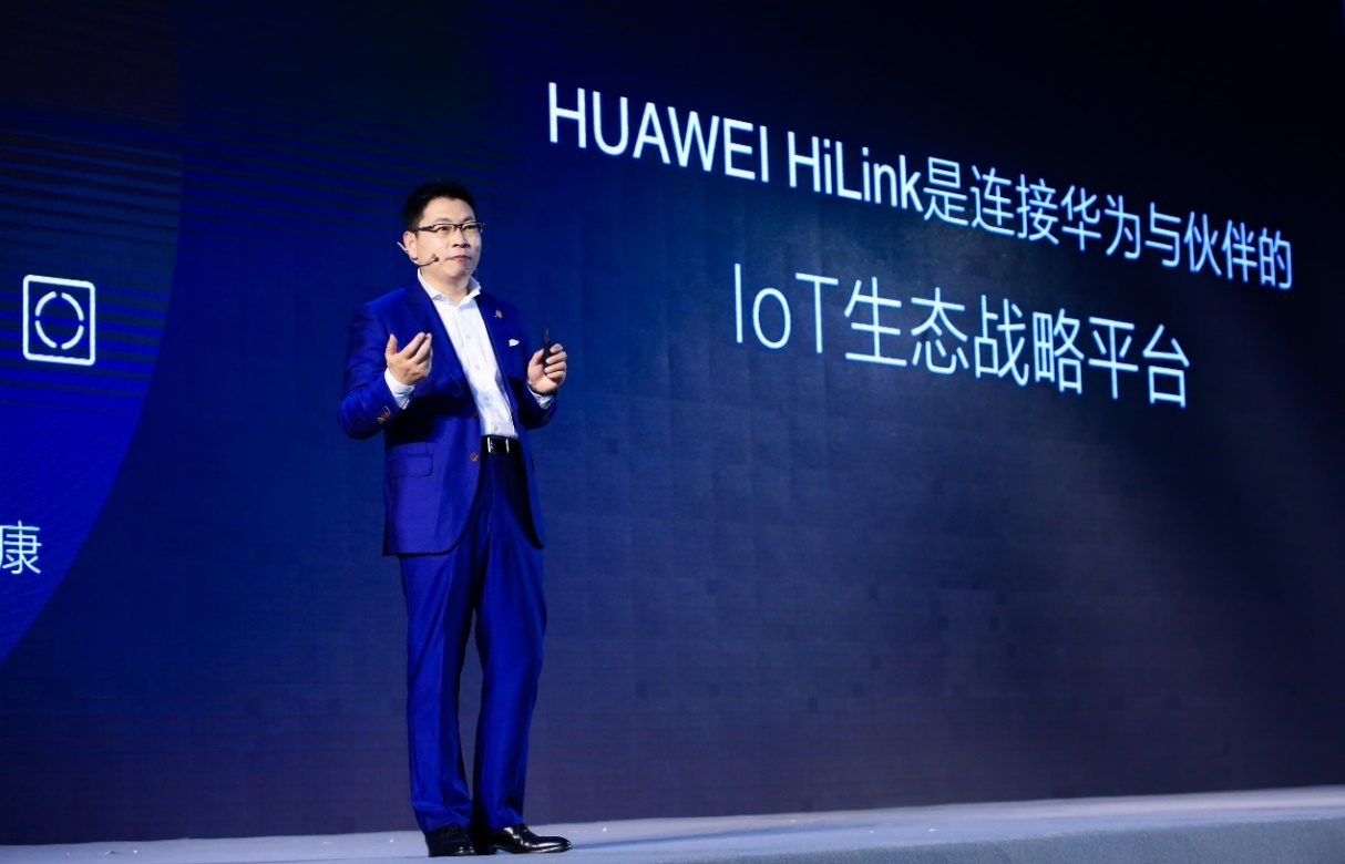 穿著西裝筆挺的男子與配字

描述已自動生成