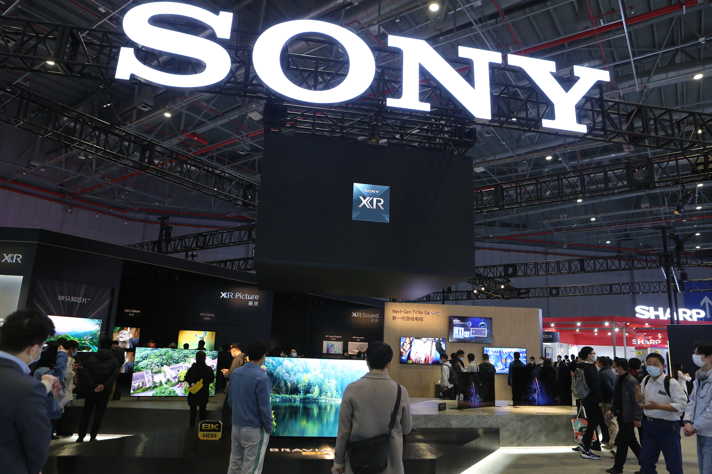 商店外的人群

描述已自動生成