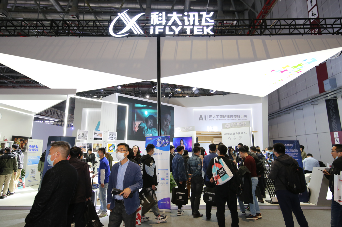 一群人站在建筑前的廣場上有許多人

描述已自動生成