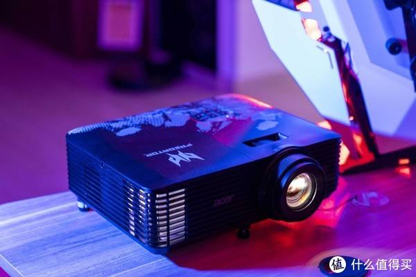 桌子上放著藍(lán)色的機器

低可信度描述已自動生成