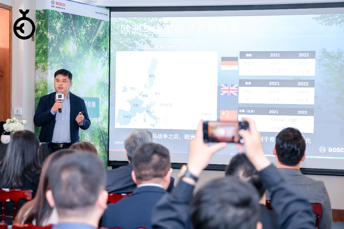 一群人在臺上演講
描述已自動生成