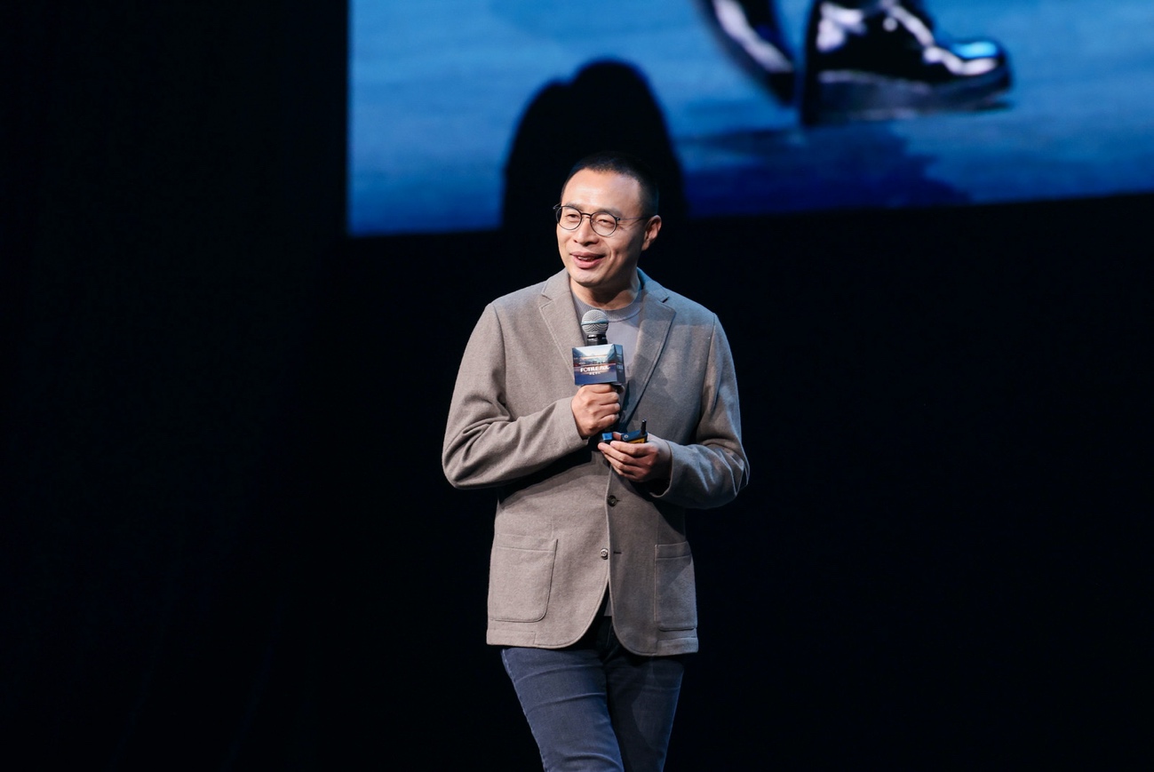 穿著西裝筆挺的男子與配字

描述已自動(dòng)生成