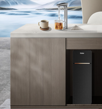 桌子上放著微波爐

中度可信度描述已自動(dòng)生成