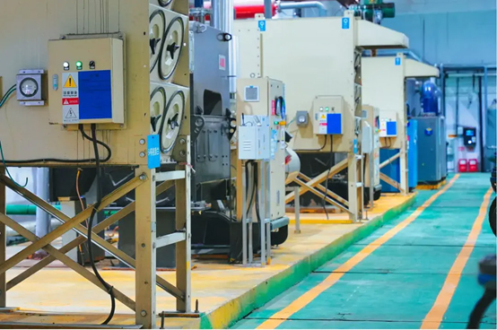 圖片包含 室內(nèi), 椅子, 桌子, 電腦

描述已自動生成