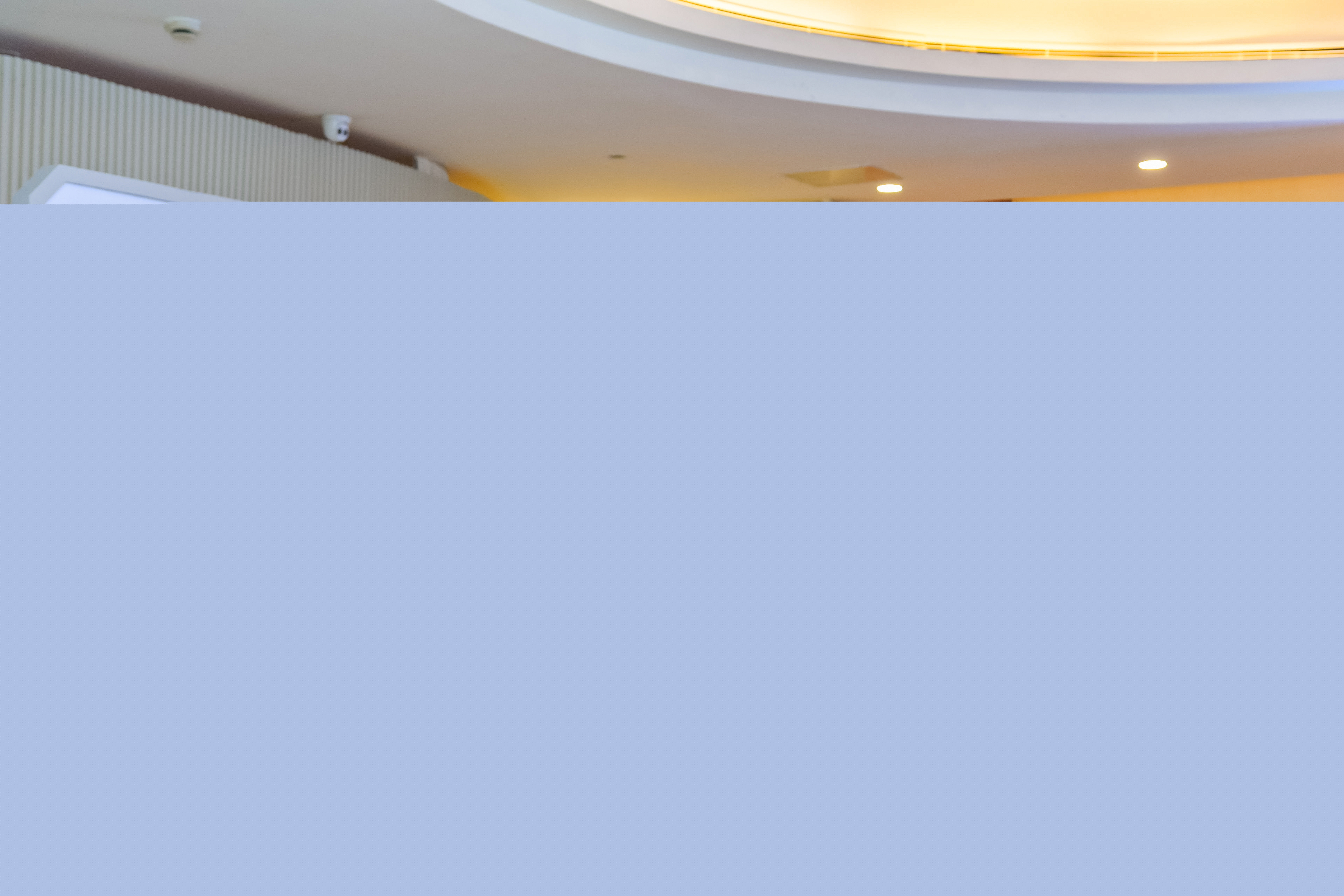 一群人站在電視前

中度可信度描述已自動生成