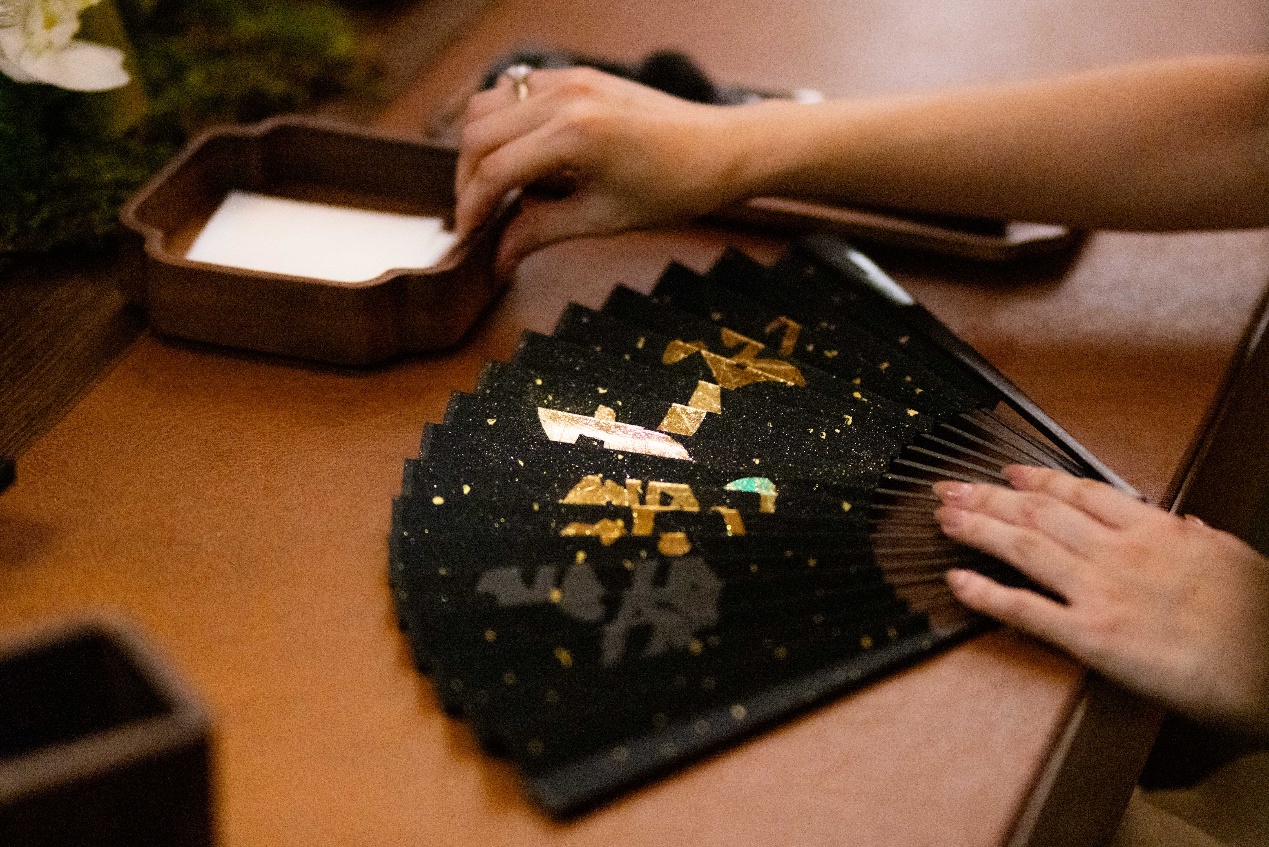 圖片包含 人, 室內(nèi), 樂(lè)器, 男人

AI 生成的內(nèi)容可能不正確。
