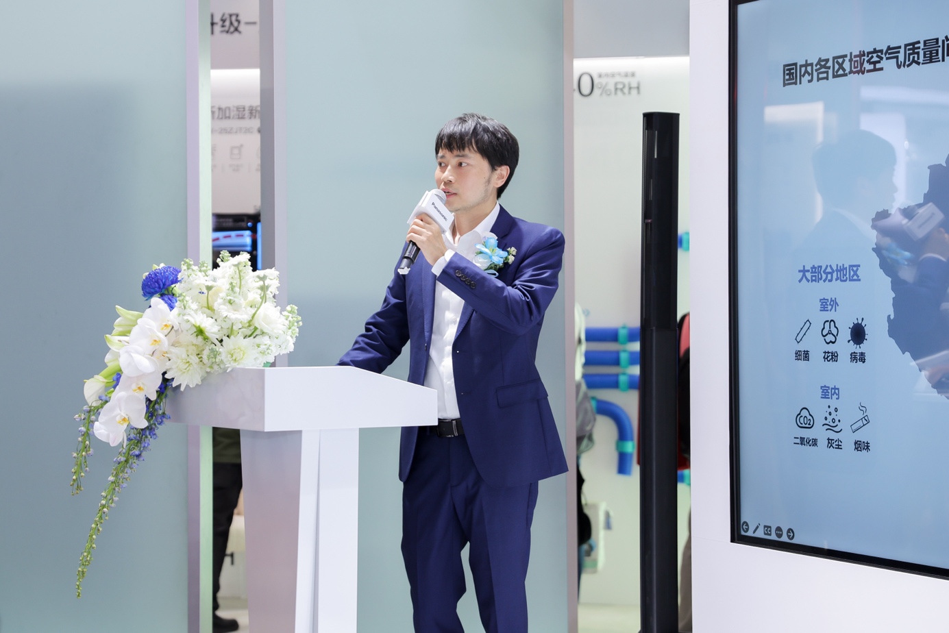 男人和女人站在電視前

AI 生成的內(nèi)容可能不正確。