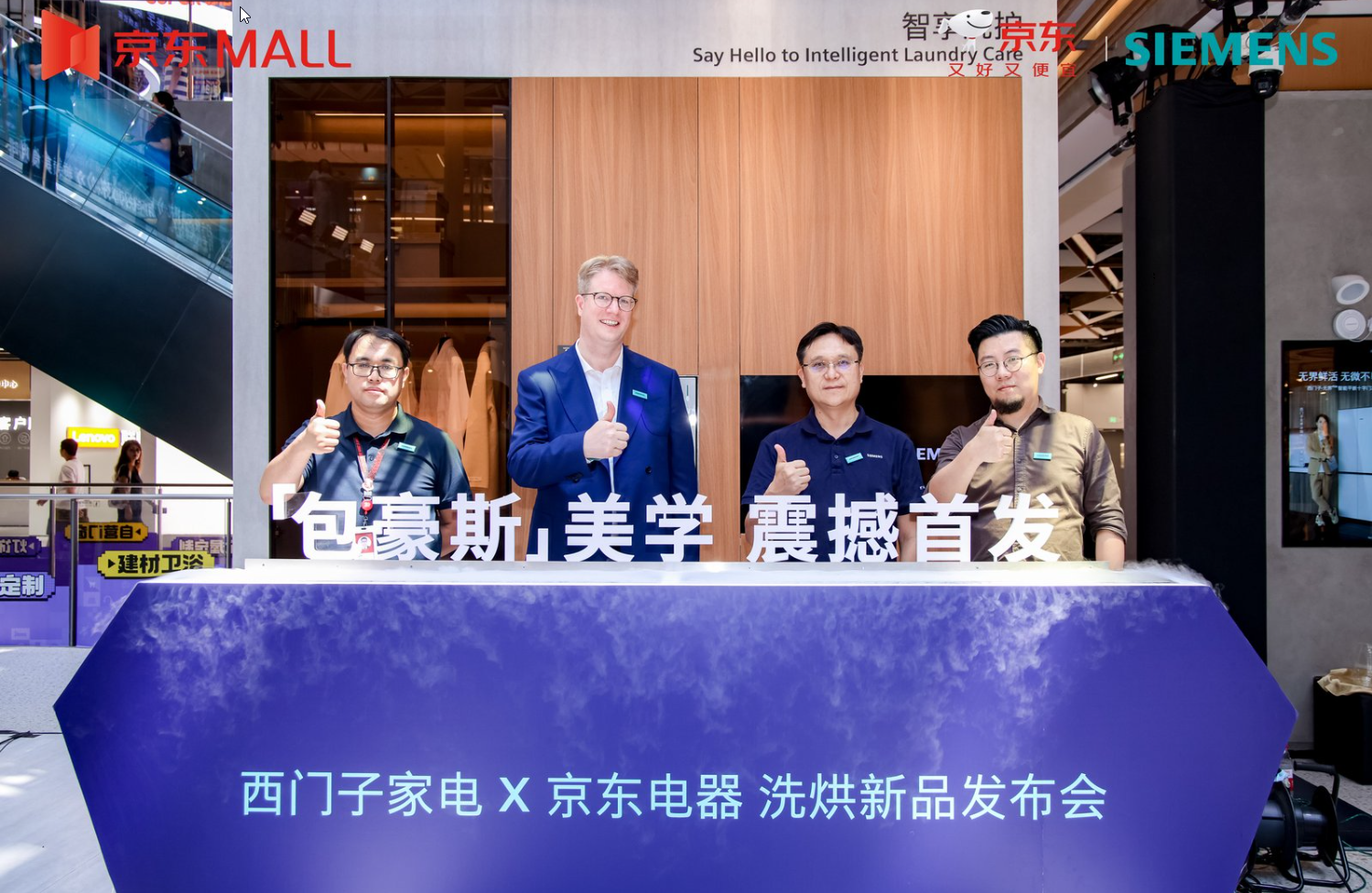 人們?cè)诳磁_(tái)上的人在餐廳里

AI 生成的內(nèi)容可能不正確。