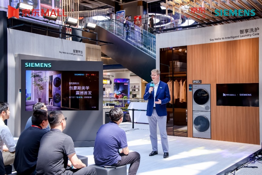 人們?cè)诳磁_(tái)上的人在廚房里工作

AI 生成的內(nèi)容可能不正確。