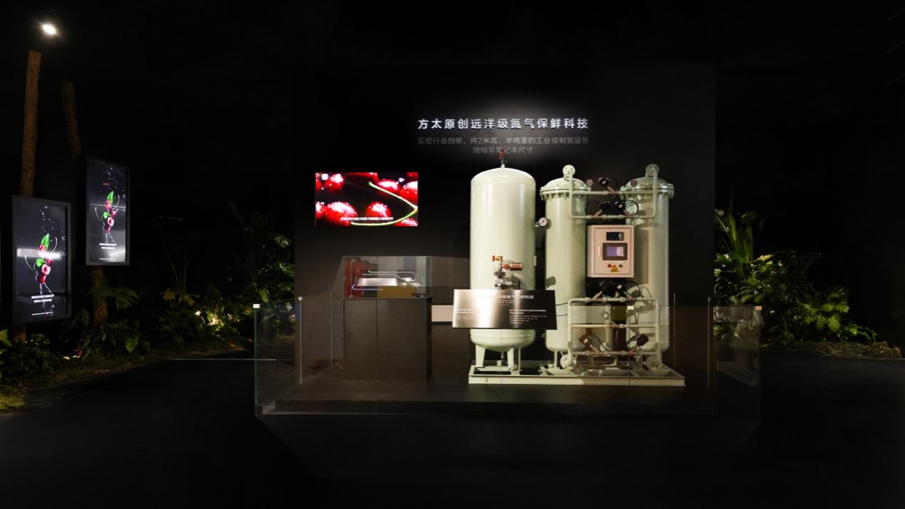 夜晚建筑亮著燈的圣誕樹

中度可信度描述已自動(dòng)生成