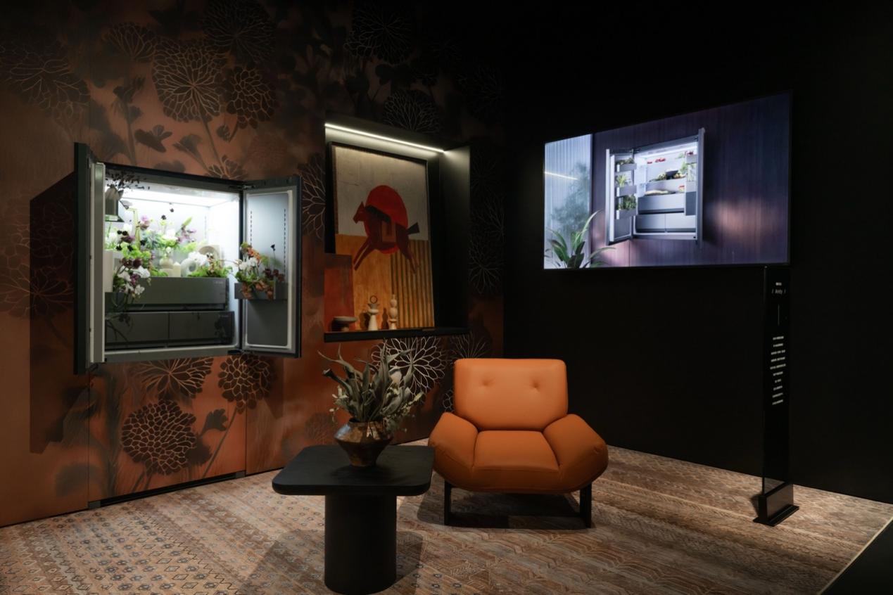 房間里的沙發(fā)和電視

低可信度描述已自動(dòng)生成